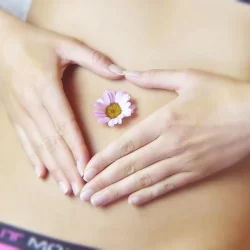 Mujer con dolor de estómago por gastritis, salud digestiva y nutrición