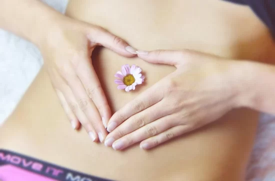 Mujer con dolor de estómago por gastritis, salud digestiva y nutrición