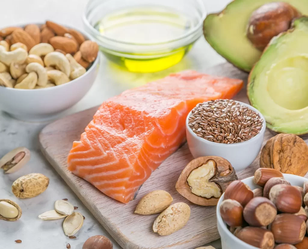 Alimentos ricos en proteínas, grasas saludables y frutos secos recomendados para la realimentación después del ayuno