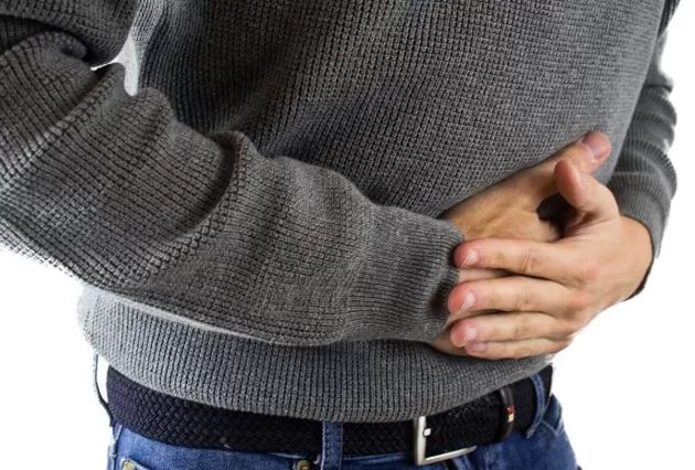 Persona con dolor de estómago, síntoma común de la gastritis