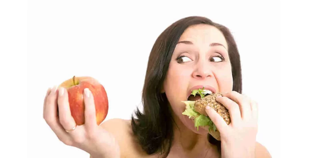Mujer comiendo compulsivamente como ejemplo de comer emocional 