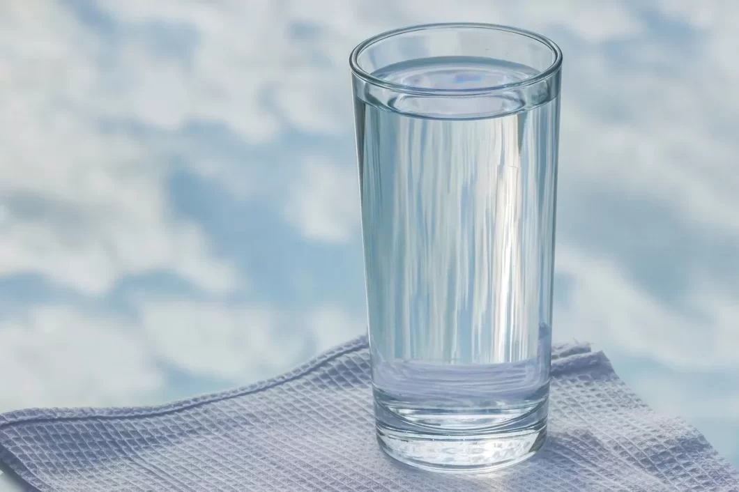 Vaso de agua fresca sobre una mesa, ideal para mantener la hidratación durante el ayuno