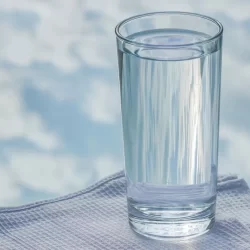 Vaso de agua fresca sobre una mesa, ideal para mantener la hidratación durante el ayuno