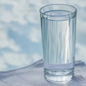 Vaso de agua fresca sobre una mesa, ideal para mantener la hidratación durante el ayuno