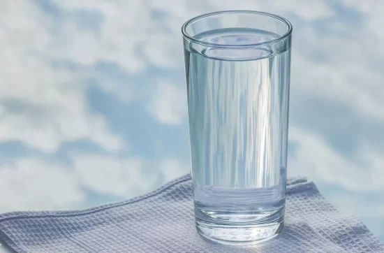 Vaso de agua fresca sobre una mesa, ideal para mantener la hidratación durante el ayuno