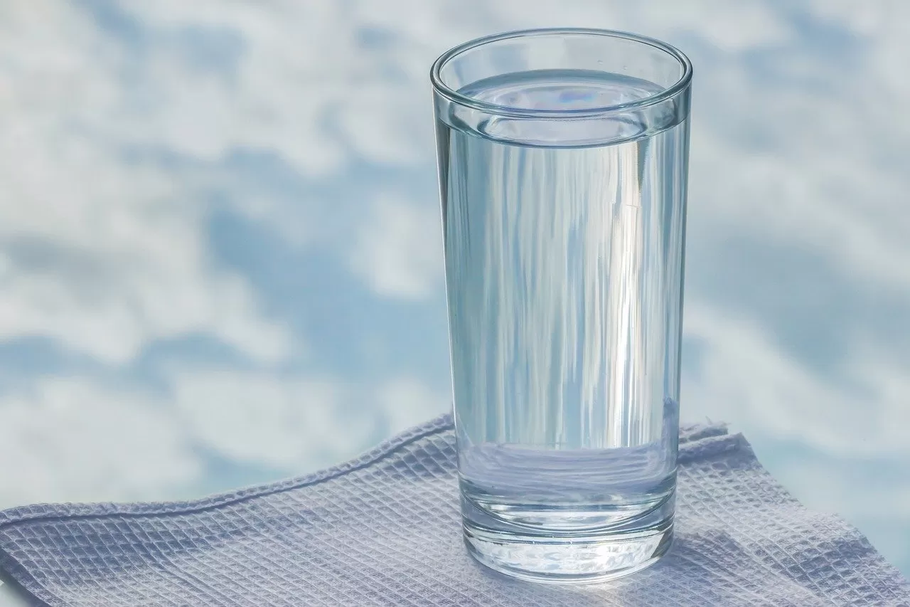 Vaso de agua fresca sobre una mesa, ideal para mantener la hidratación durante el ayuno
