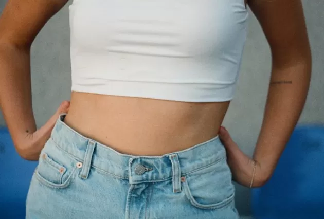 Abdomen femenino como representación de la zona afectada por la gastritis