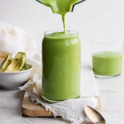 Batido verde saludable en vaso, nutritivo, detox y saciante