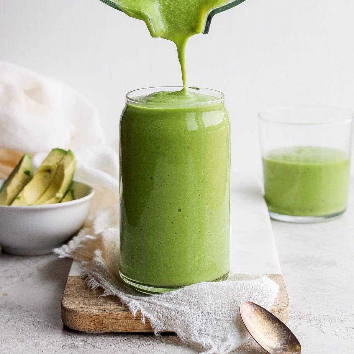 Batido verde saludable en vaso, nutritivo, detox y saciante