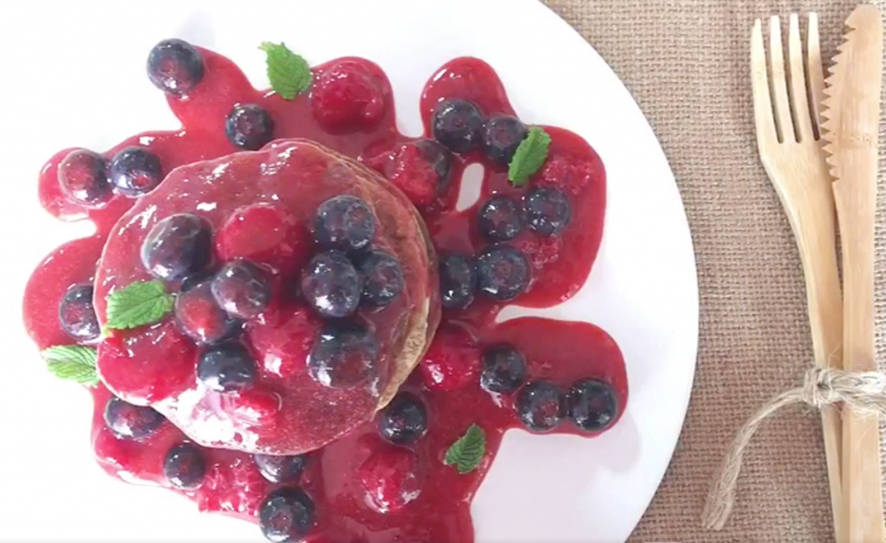Pancakes de avena veganos sin gluten con frutos rojos y plátano