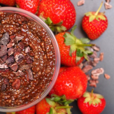 Ingredientes para preparar pudín de chía: semillas de chía, cacao y leche vegetal.