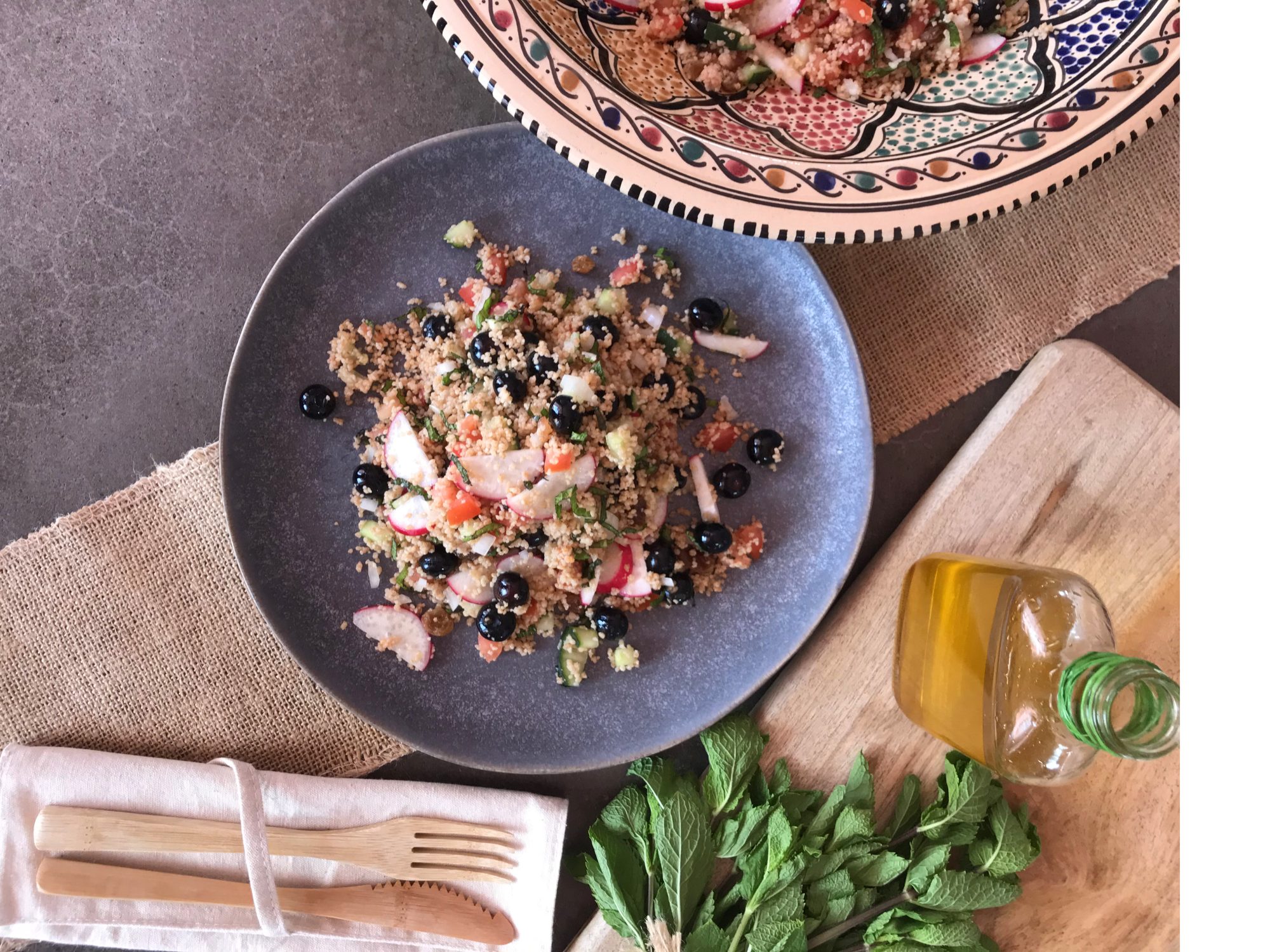 Ensalada de espelta integral al estilo tabulé, fresca y saludable, con menta y arándanos.