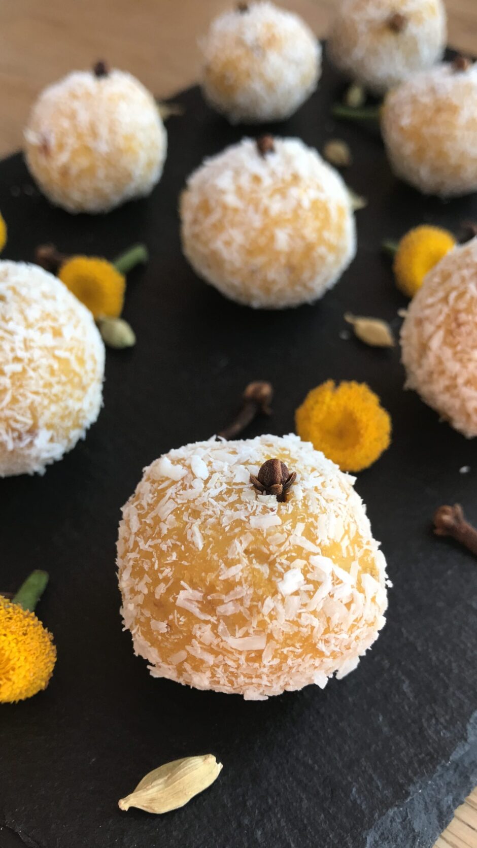 Delicias de mango y cardamomo en un plato, postre saludable y antioxidante, elaborado con ingredientes naturales