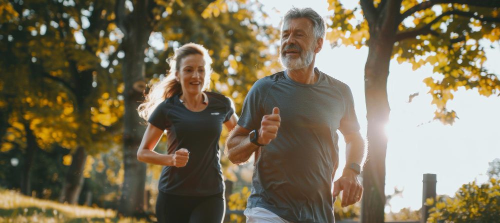 Personas corriendo al aire libre en un parque representando actividad física y hábitos saludables