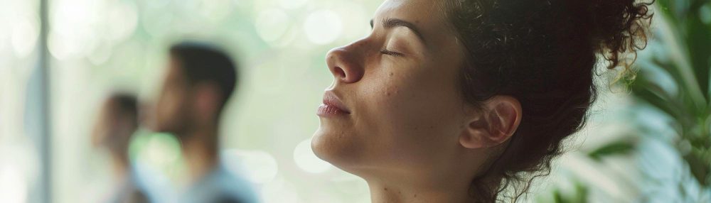 Mujer practicando respiración consciente en un entorno natural representando hábitos saludables y gestión del estrés