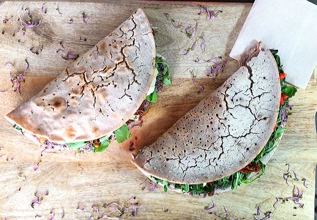 Piadina sin gluten de trigo sarraceno recién hecha, masa casera dorada en sartén, receta rápida y saludable