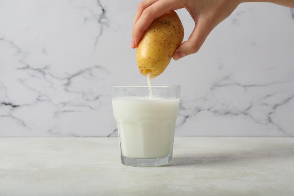 Zumo de patata natural utilizado como remedio para aliviar la gastritis y la acidez