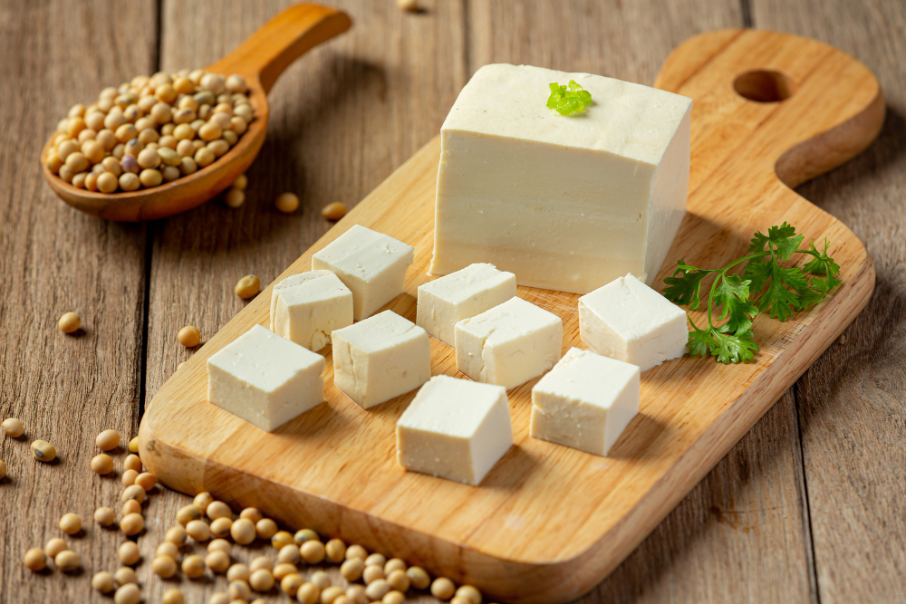 Soja y derivados como tofu y tempeh que aportan calcio y fitoestrógenos para proteger huesos y articulaciones