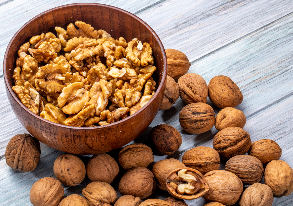 Bol con nueces enteras y peladas, fuente natural de omega-3 vegetal (ALA), antioxidantes y minerales.