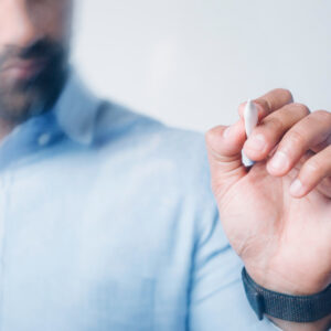 Imagen de un hombre con elementos hormonales y ADN, representando el equilibrio y la función de la testosterona en el organismo.