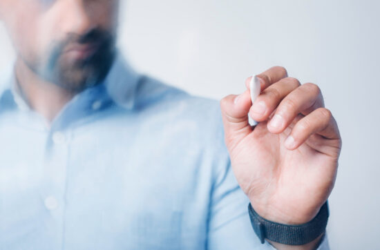 Imagen de un hombre con elementos hormonales y ADN, representando el equilibrio y la función de la testosterona en el organismo.