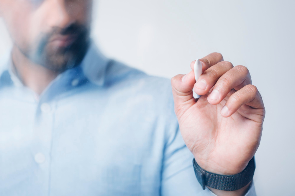 Imagen de un hombre con elementos hormonales y ADN, representando el equilibrio y la función de la testosterona en el organismo.