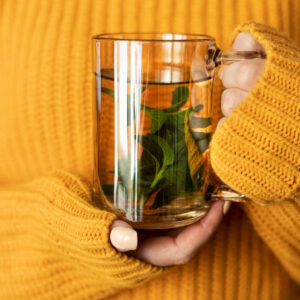 Infusión caliente de hierbas para aliviar los síntomas del resfriado en invierno