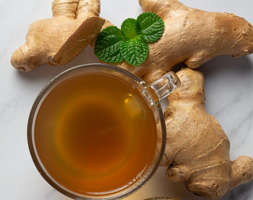 Infusión de jengibre caliente, bebida natural para aliviar el resfriado y el dolor de garganta en invierno