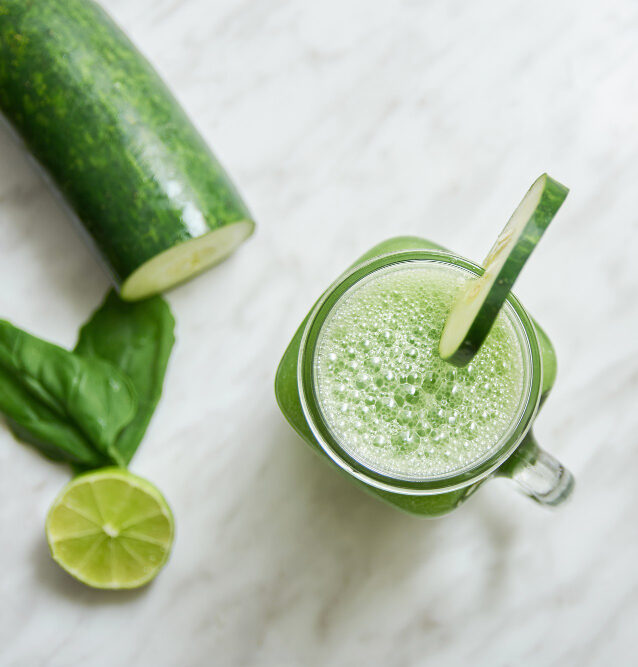 Zumo verde desinflamante y drenante elaborado con pepino, hojas verdes y limón