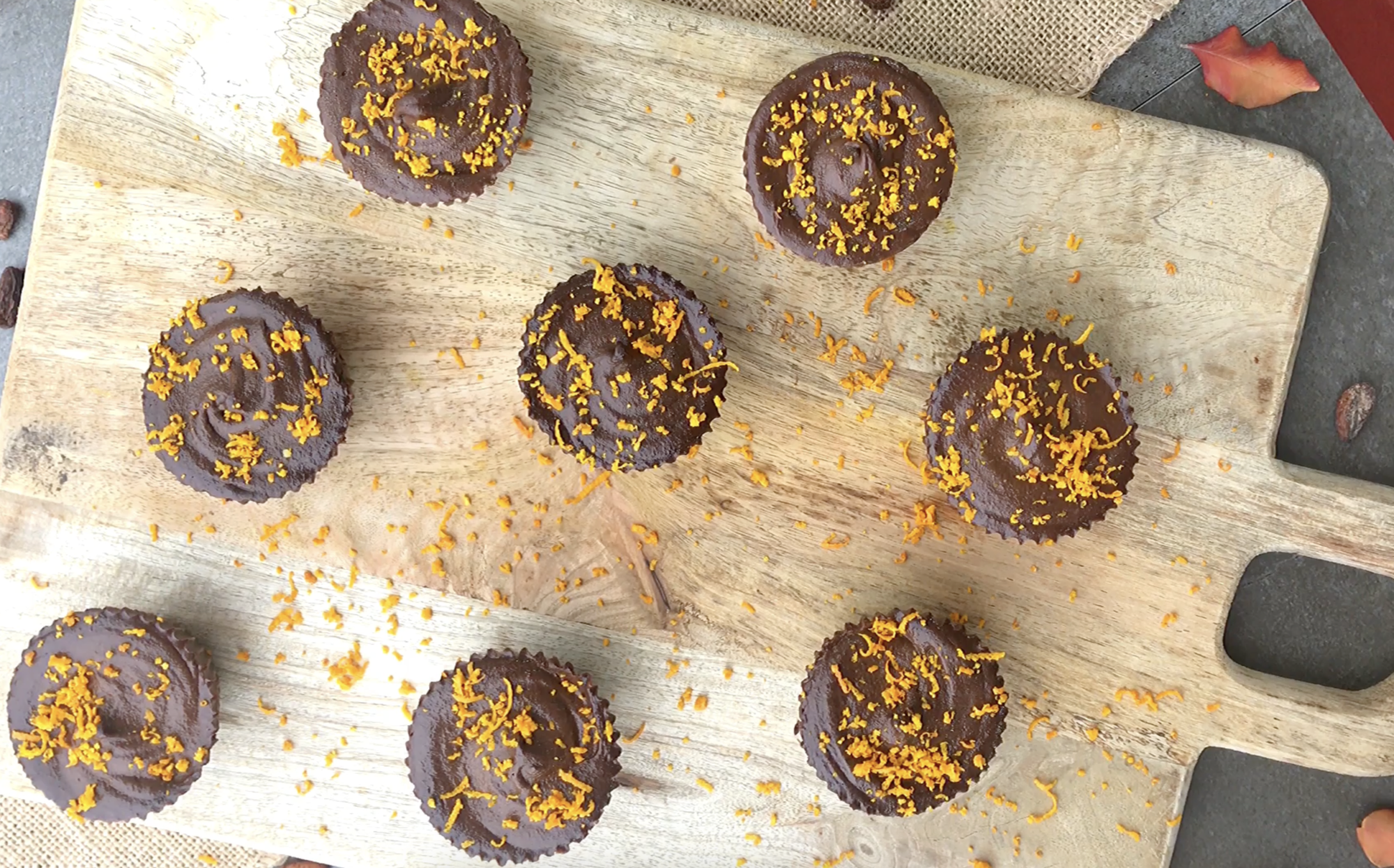 Mini tarta vegana de chocolate y naranja sin horno servida como postre elegante