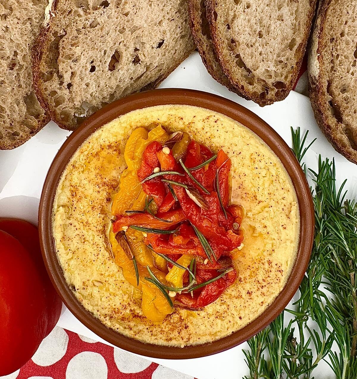 Hummus al romero con escalivada y toque crujiente
