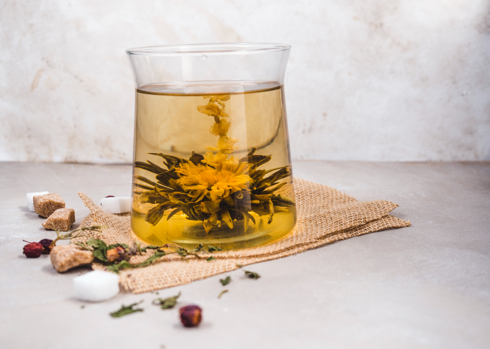 Infusión de manzanilla para aliviar la hinchazón abdominal y los espasmos digestivos