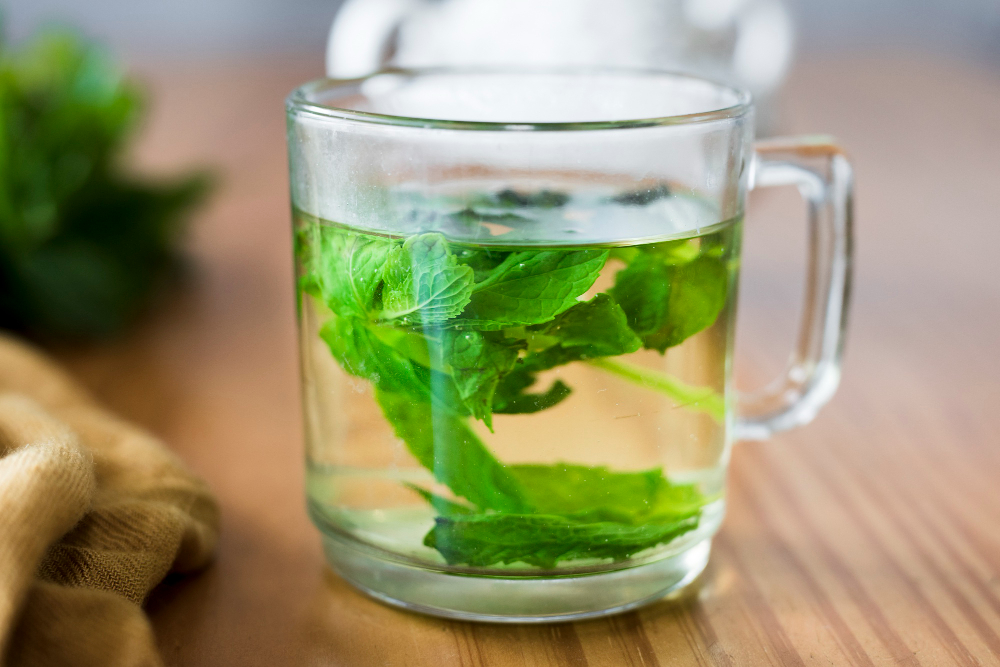 Infusión de menta piperita para aliviar la hinchazón abdominal y mejorar la digestión