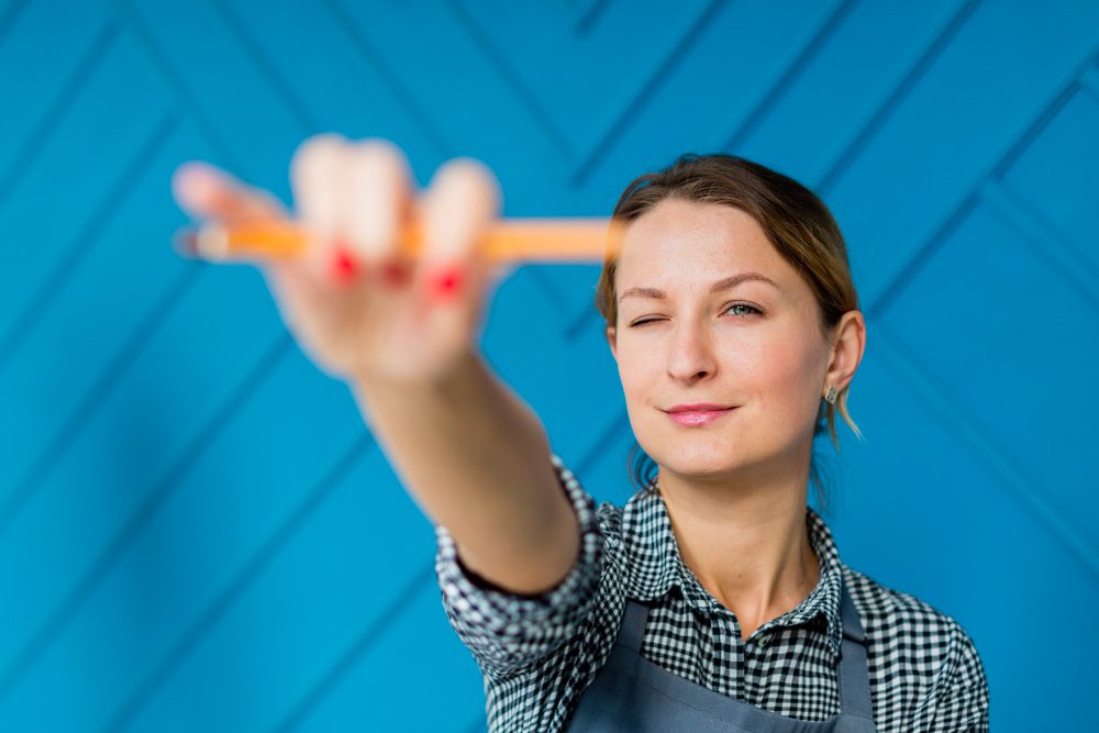 Persona tomando acción sin esperar a la perfección, avanzando a pesar de las dudas.
