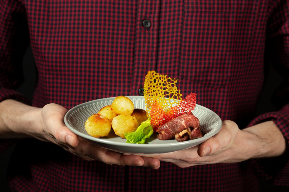 Hombre sujetando un plato representando la regla del 80 % o hara hachi bun me, alimentación consciente y equilibrio.