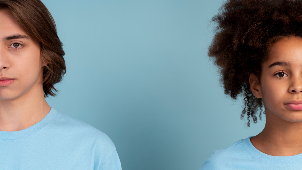 Dos adolescentes con expresión neutra reflejando el impacto emocional del estrés en el bienestar hormonal y la salud tiroidea