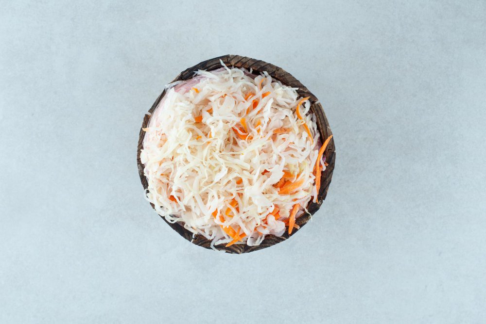 Chucrut con zanahoria servida en bol blanco, receta sencilla y saludable rica en carbohidratos complejos