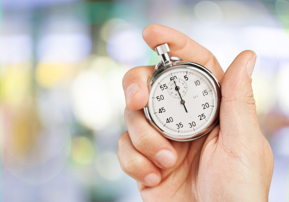 Reloj de un minuto representando la regla del minuto para reducir la procrastinación, el cansancio mental y recuperar la motivación