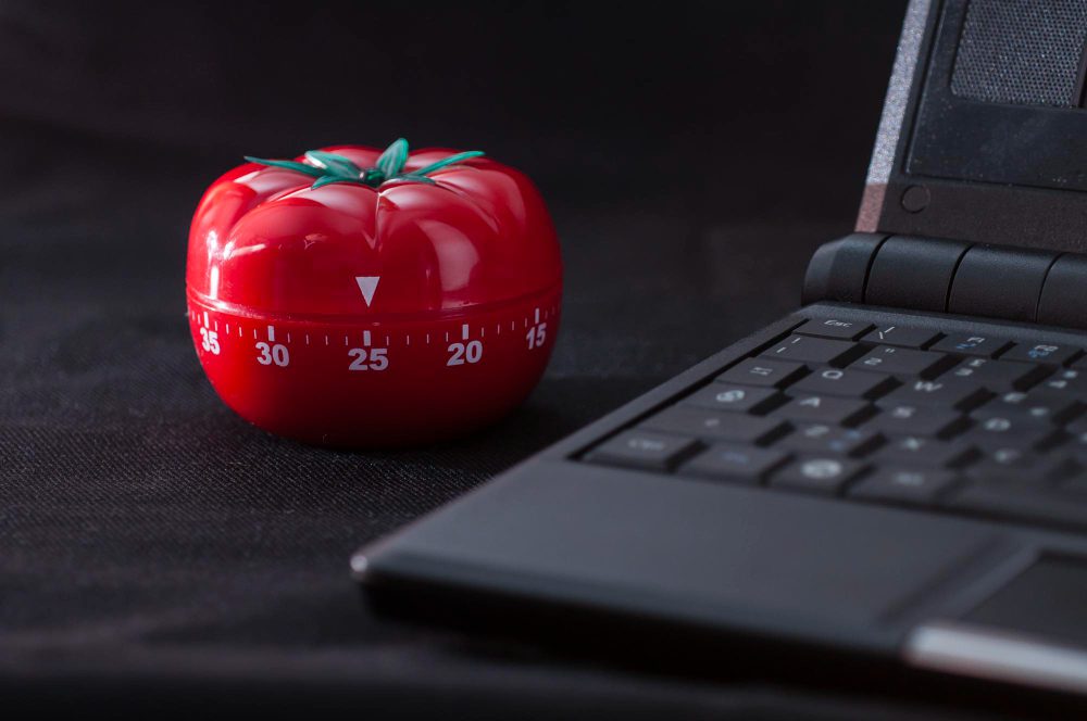 Temporizador en forma de tomate que simboliza el Método Pomodoro para mejorar la concentración.