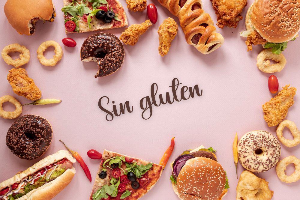 Texto “sin gluten” rodeado de comida procesada, ejemplo de productos sin gluten que pueden aumentar inflamación intestinal