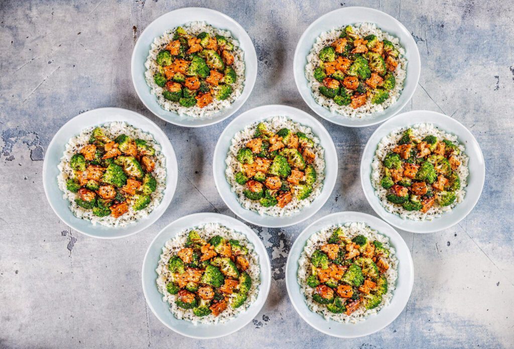 Platos repetidos de arroz y verduras, ejemplo de alimentación fitness sin variedad que puede afectar la microbiota intestinal