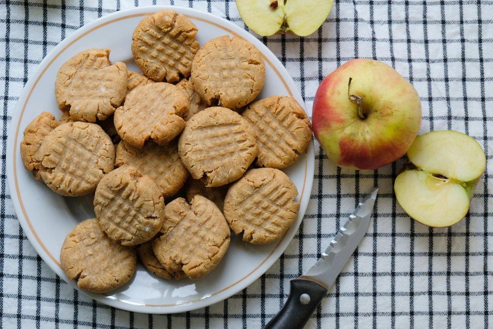 Galletas de avena y manzana caseras en plato con manzana fresca cortada