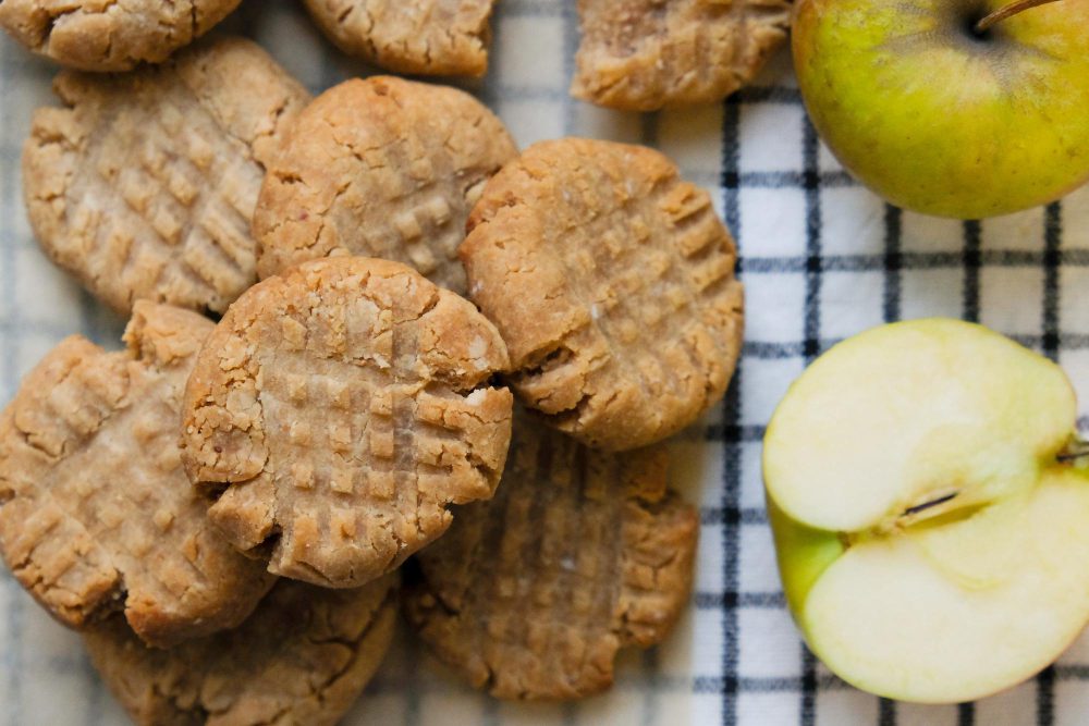 Detalle de galletas de avena y manzana caseras con textura crujiente y manzana fresca