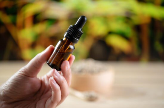 Frasco con gotero de propóleo verde en gotas para aprovechar sus beneficios para la salud