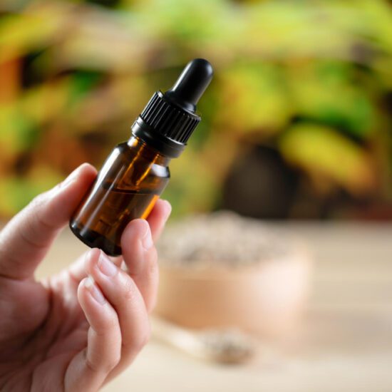 Frasco con gotero de propóleo verde en gotas para aprovechar sus beneficios para la salud