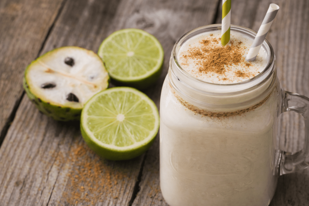 Smoothie de chirimoya cremoso con leche de coco, lima y canela en primer plano