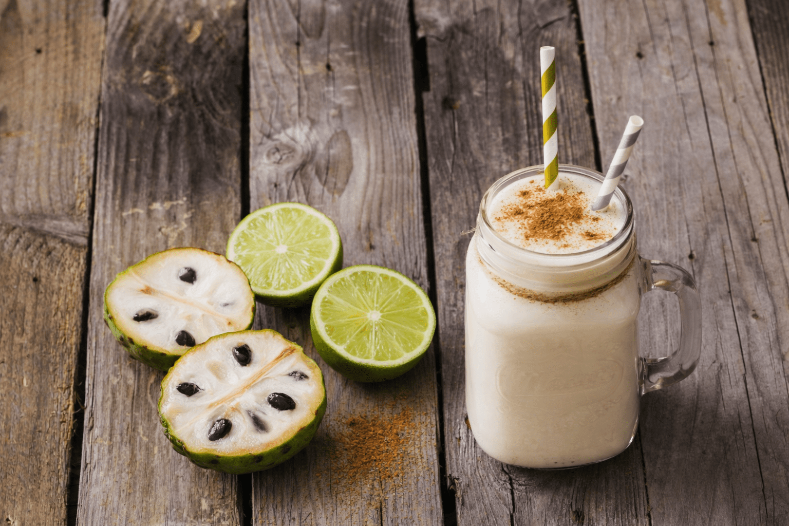 Smoothie de chirimoya cremoso con leche de coco, lima fresca y canela en vaso de cristal