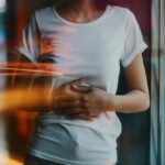 Dolor de estómago relacionado con el trauma emocional y el sistema digestivo en una persona con molestias abdominales