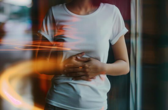 Dolor de estómago relacionado con el trauma emocional y el sistema digestivo en una persona con molestias abdominales