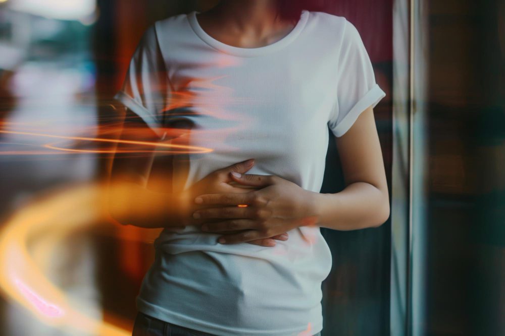 Dolor de estómago relacionado con el trauma emocional y el sistema digestivo en una persona con molestias abdominales